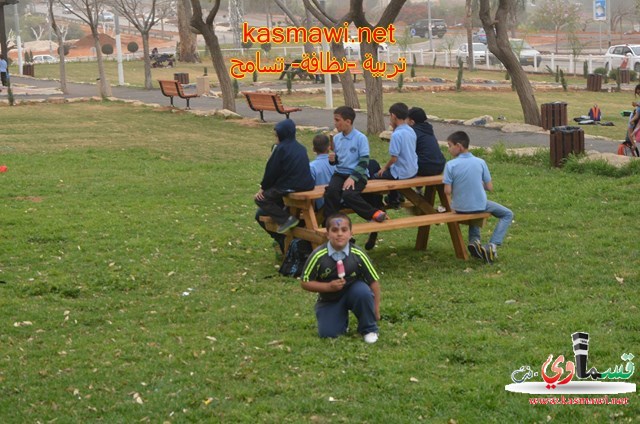 كفرقاسم : طلاب المدرسة الغزالية في حملة نظافة في منتزه عبد الكريم قاسم 